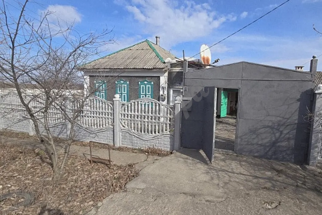 Продаю отдельно стоящий дом 64м² с Гаражом, Газом, санузлом в доме, приватизированной земли 6.5 сот