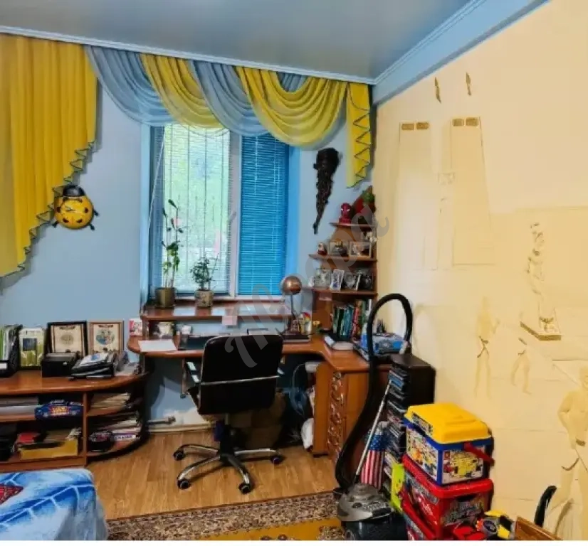 Продам 3-ю сталинку с индивидуальным отоплением и евро ремонтом на 92-х квартирном + гараж !
