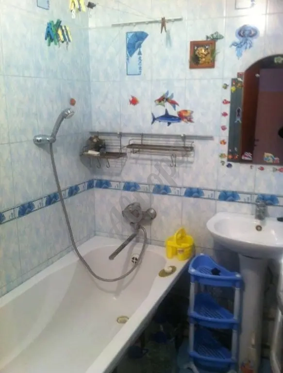 Продажа 4-комнатной в Кировском районе, улица Петровского 122