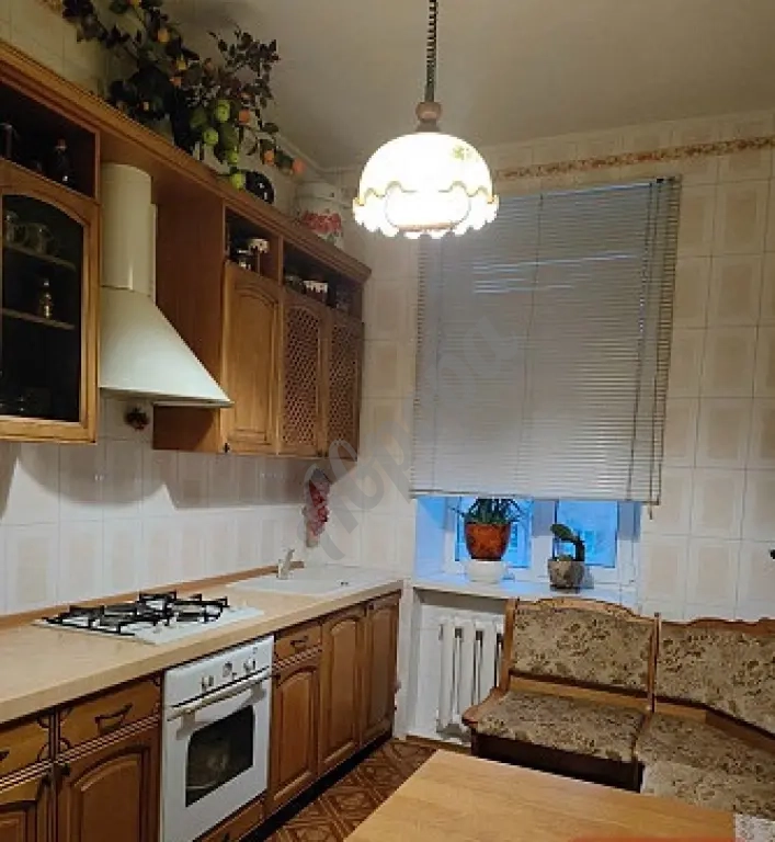 Продам 2-комн. сталинку в центре.