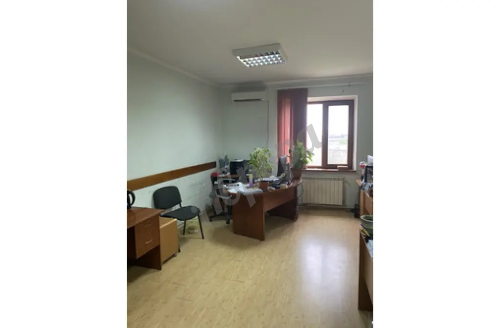 Сдам офисные и площадку для машин рядом с Московским шоссе.
