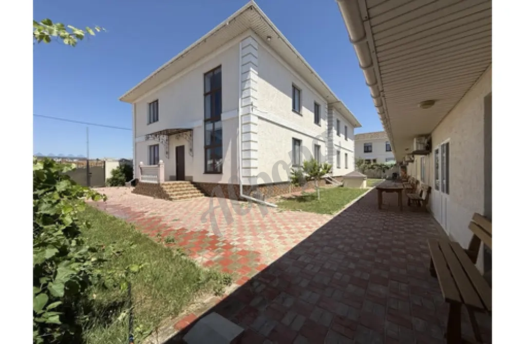 Продается дом + 4 номера в с. Уютное, массив Песчаный, 150м от моря.
