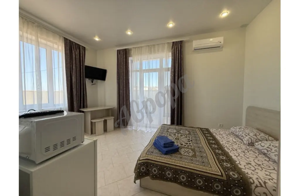 Продается дом + 4 номера в с. Уютное, массив Песчаный, 150м от моря.