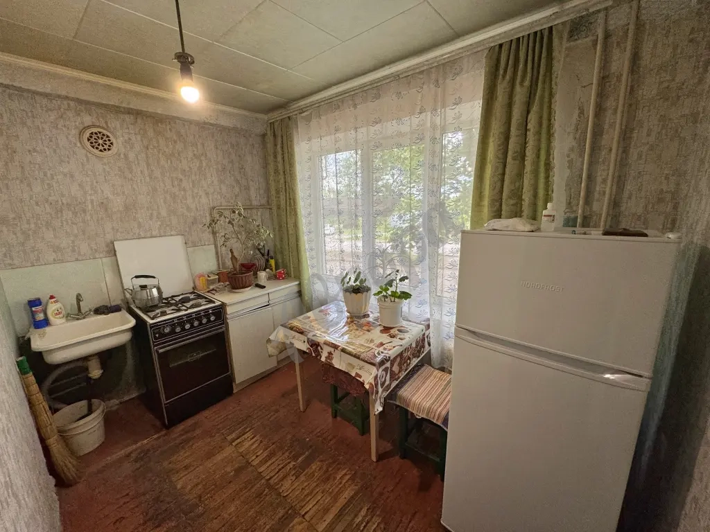 2-к. квартира 42 м² по адресу - г. Ясиноватая, мкр. Зорька, 1/5 эт.