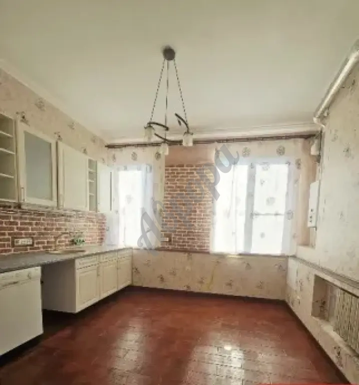 Продам крупногабаритную сталинку 90м2 с гаражом ул. Островского центр города