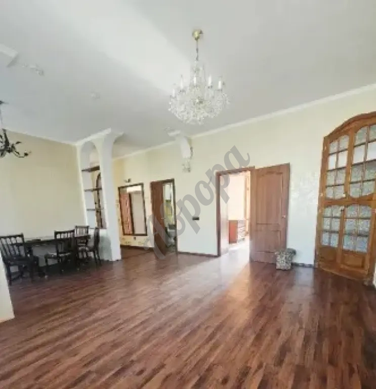 Продам крупногабаритную сталинку 90м2 с гаражом ул. Островского центр города